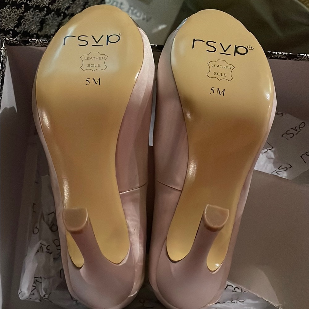 RSVP’s Bellen Latte/Light Gold Heels Satin Finish Size 5M NEW IN Box - Picture 5 of 7